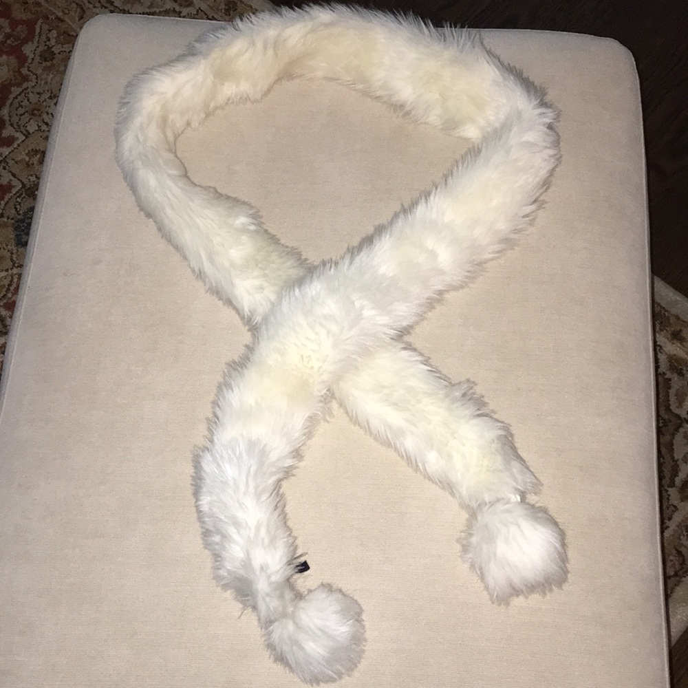 GAP FURRY SCARF WITH POM POM BOTTOM